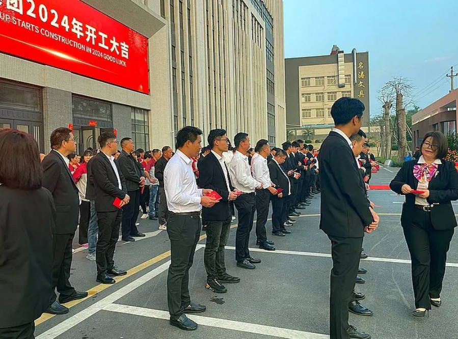 为全体员工派发开工大“利是”