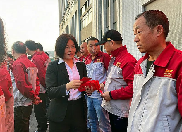 为全体员工派发开工大“利是”