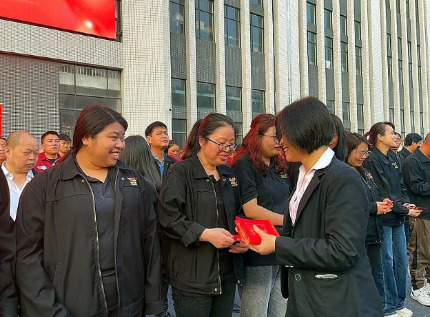 为全体员工派发开工大“利是”